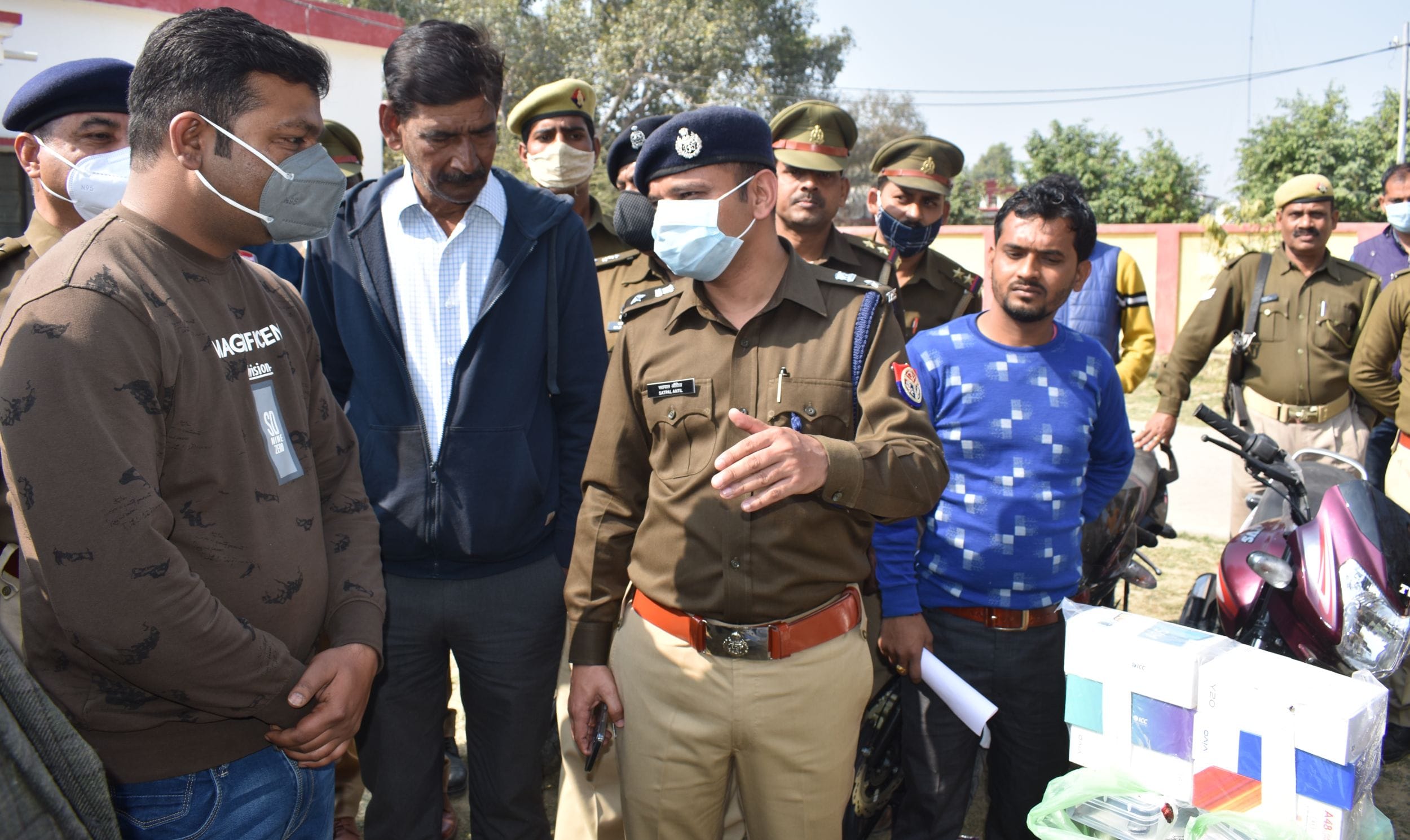 लूटे माल की पहचान करते कार, बाइक शोरूम के मैनेजर और मोबाइल दुकानदार से वार्ता करते एसपी