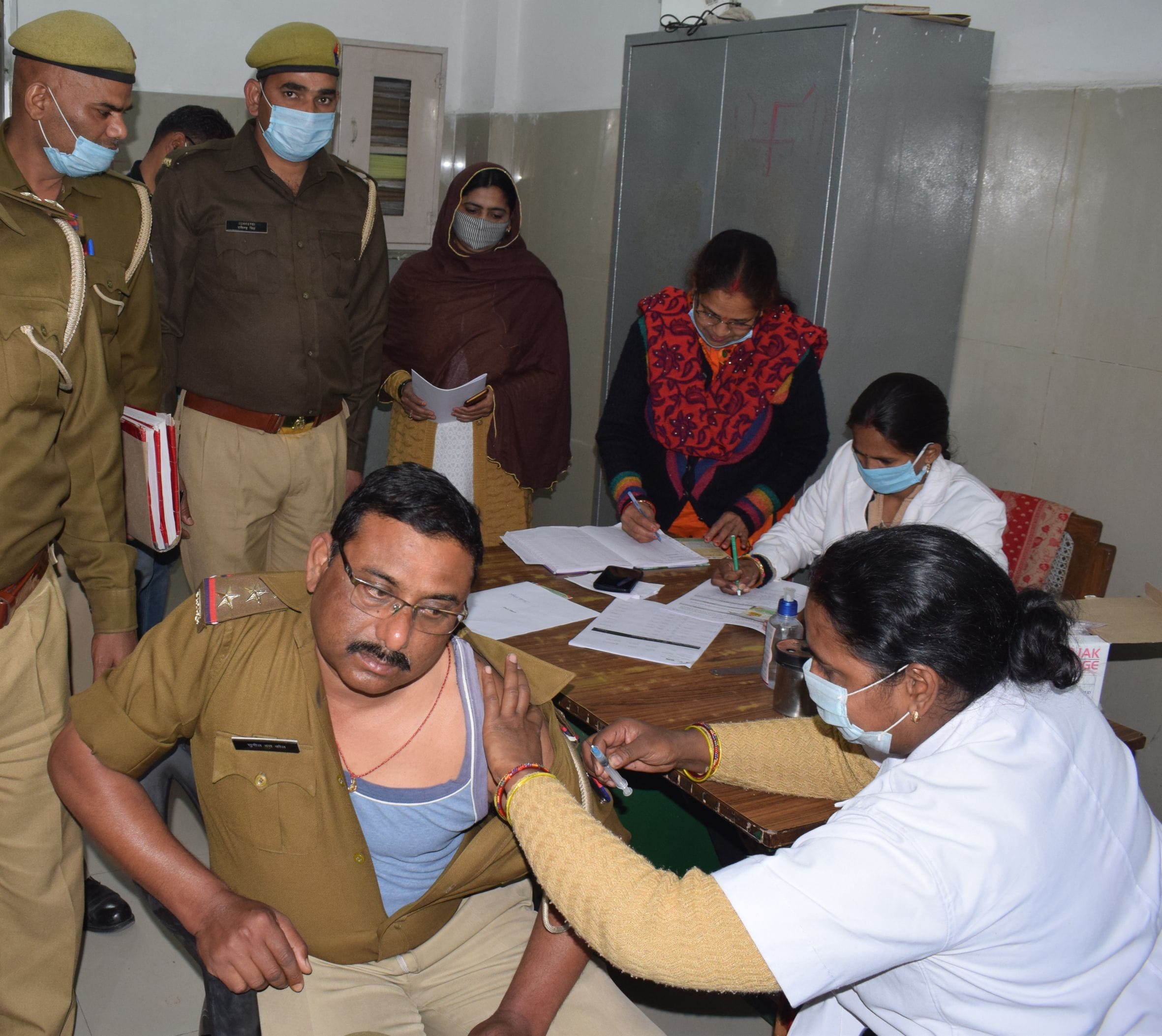 जिला महिला चिकित्सालय में वैक्सीन लगवाता पुलिस कर्मी। संवाद जिला महिला चिकित्सालय में वैक्सीन लगवाता पुलिस कर्मी। संवाद
