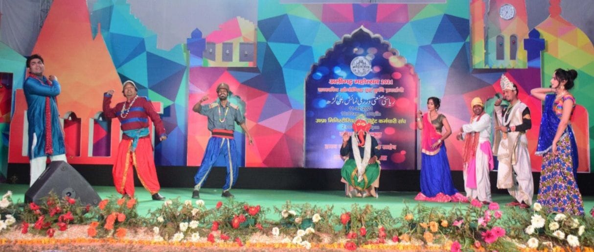कृष्णांजलि नाट्यशाला में प्रस्तुति देते कलाकार। कृष्णांजलि नाट्यशाला में प्रस्तुति देते कलाकार।