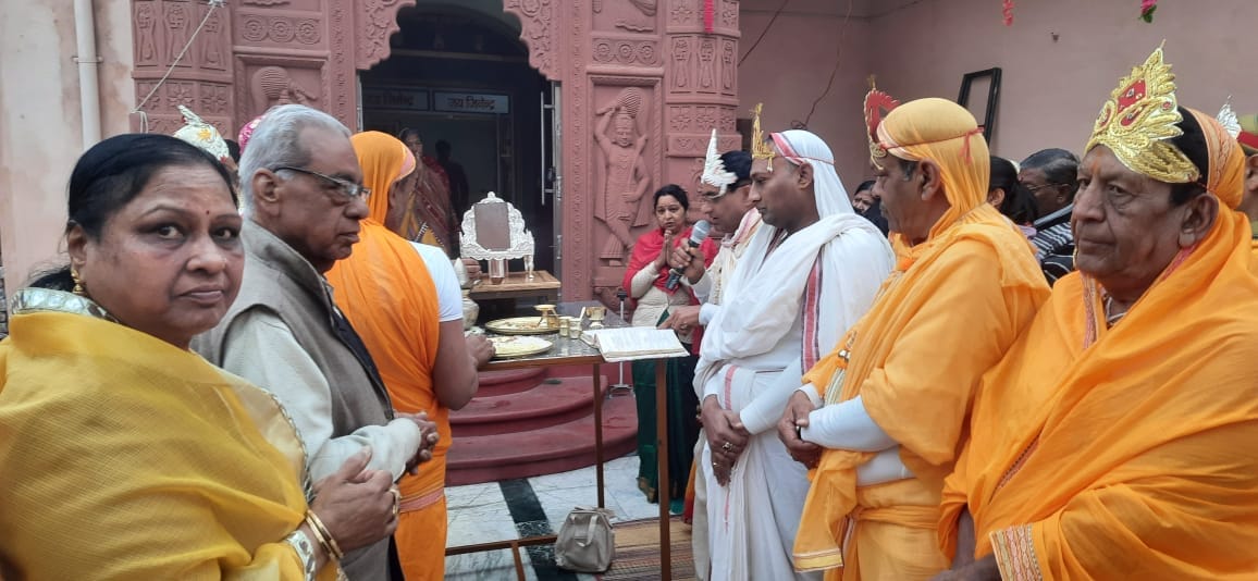 चिलकाना में पूजा में शामिल जैन श्रद्धालु चिलकाना में पूजा में शामिल जैन श्रद्धालु
