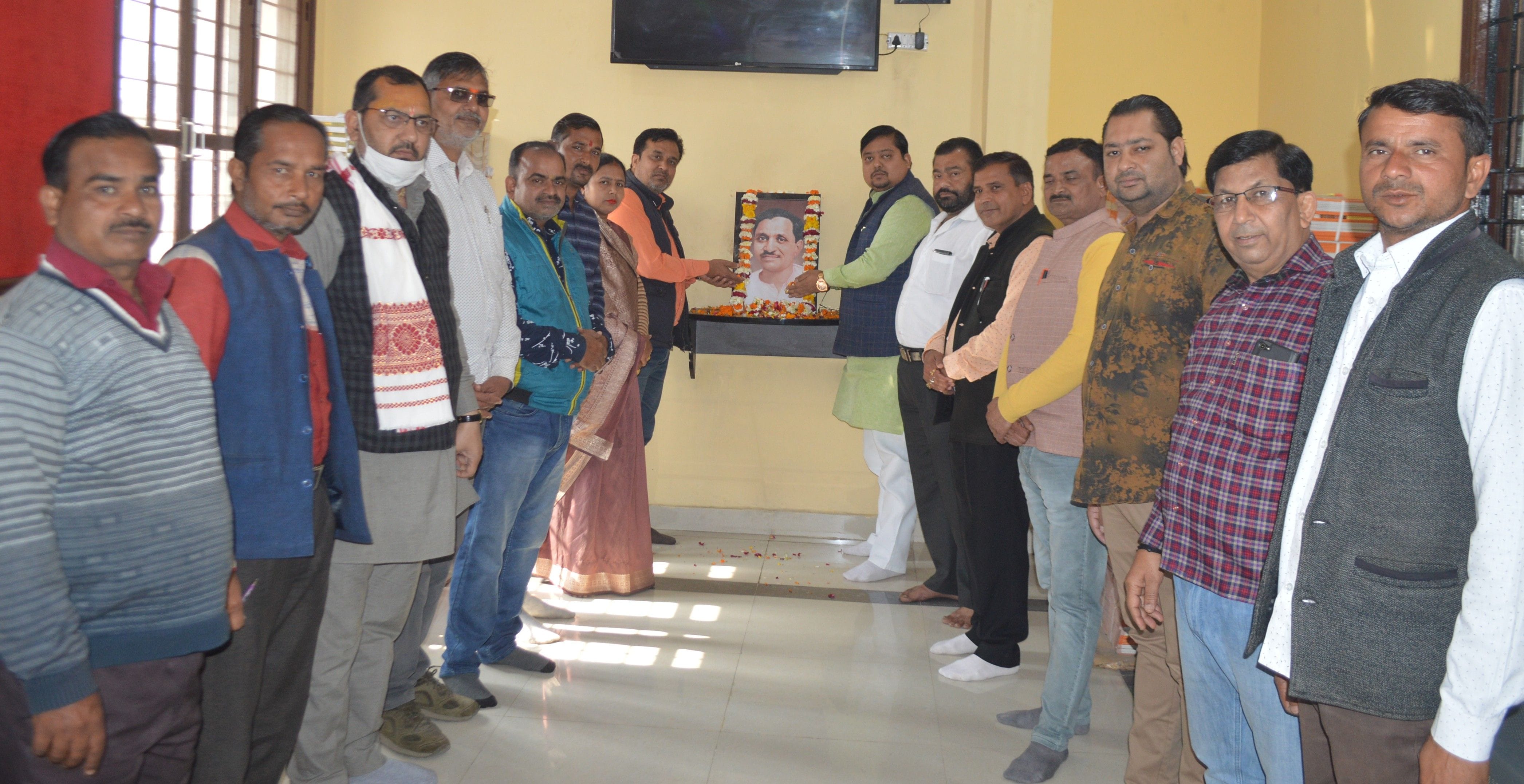 भाजपा कार्यालय पर पंडित दीनदयाल उपाध्याय की पुण्यतिथि मनाते जिलाध्यक्ष व अन्य। भाजपा कार्यालय पर पंडित दीनदयाल उपाध्याय की पुण्यतिथि मनाते जिलाध्यक्ष व अन्य।