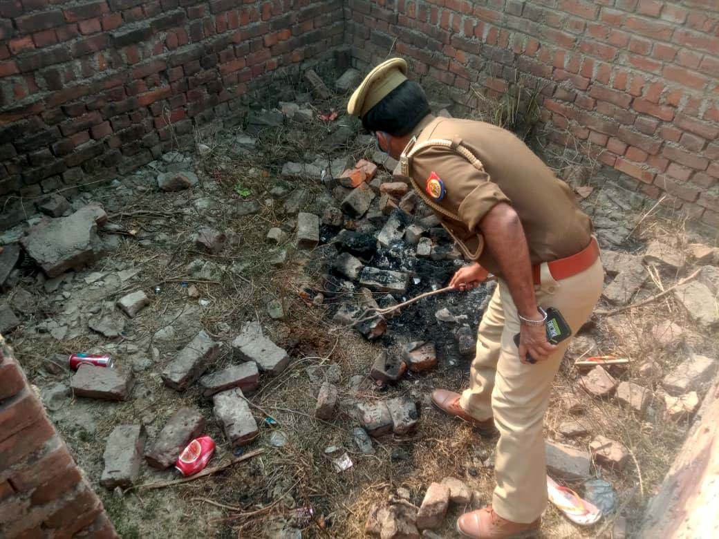 घटनास्थल पर जांच करती पुलिस। घटनास्थल पर जांच करती पुलिस।