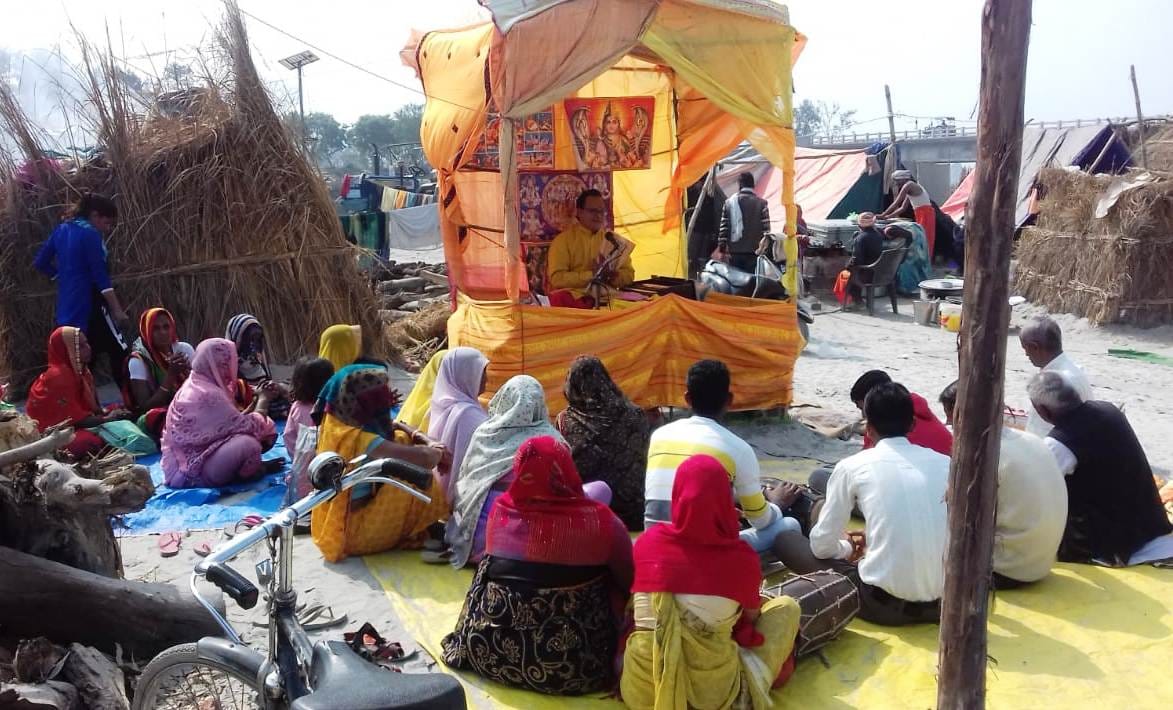कासगंज के कादरगंज घाट पर रामनगरिया मेला में भागवत कथा सुनते श्रद्घालु कासगंज के कादरगंज घाट पर रामनगरिया मेला में भागवत कथा सुनते श्रद्घालु