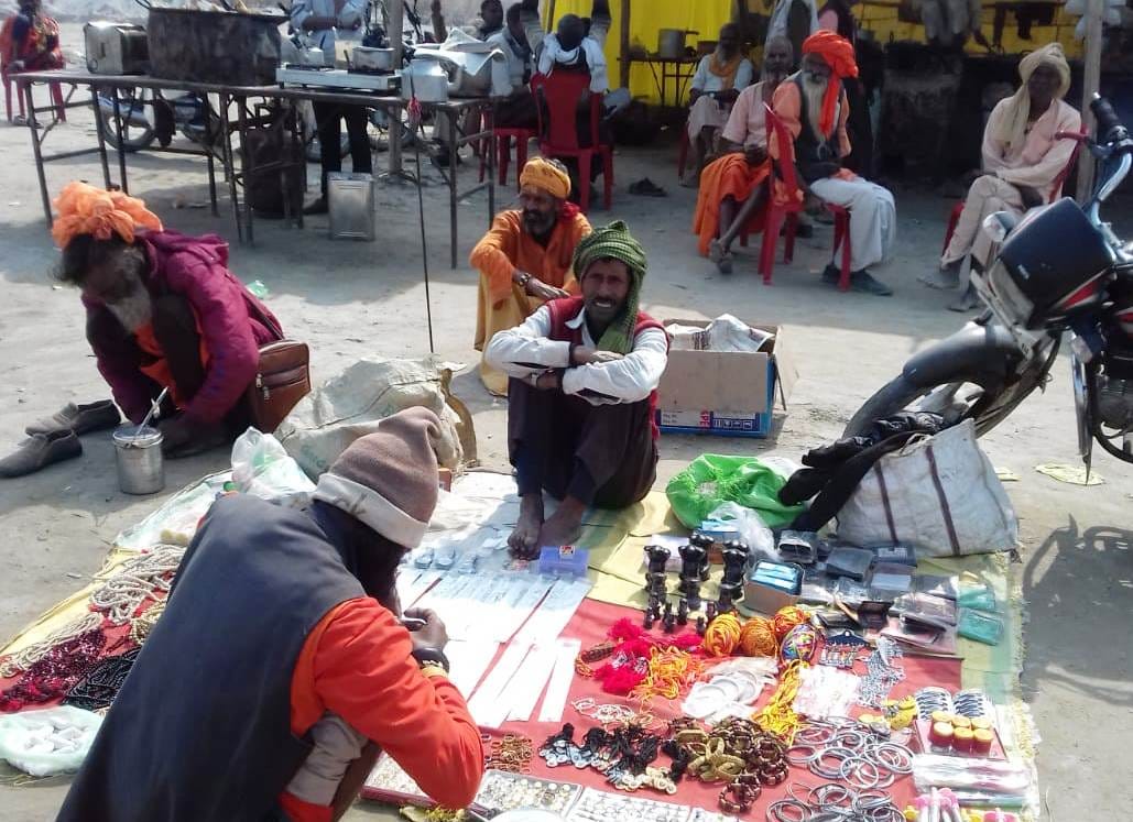 कासगंज के कादरगंज घाट पर रामनगरिया मेला में लगाई गई दुकान कासगंज के कादरगंज घाट पर रामनगरिया मेला में लगाई गई दुकान