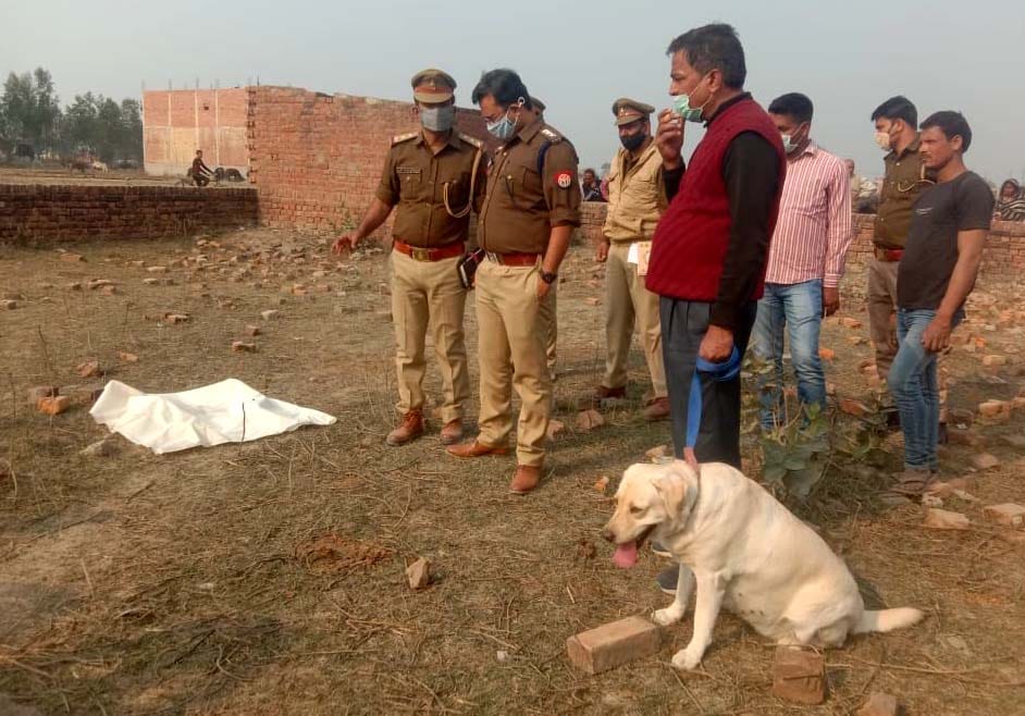 घटनास्थल पर जांच करतें सीओ सिटी गौरव त्रिपाठी व फील्ड यूनिट। घटनास्थल पर जांच करतें सीओ सिटी गौरव त्रिपाठी व फील्ड यूनिट।