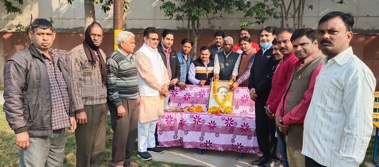 पं. दीनदयाल उपाध्याय की श्रद्धांजलि देते भाजपाई।