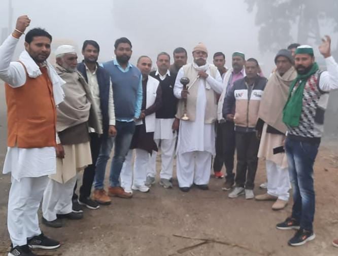 रामपुर मनिहारान से गाजीपुर के लिए रवाना होते किसान रामपुर मनिहारान से गाजीपुर के लिए रवाना होते किसान