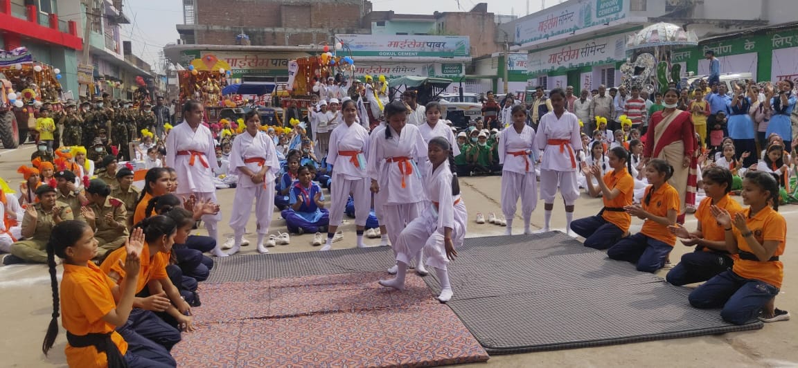 सासकृतिय कार्यकृम प्रसतुत करती छात्राये सासकृतिय कार्यकृम प्रसतुत करती छात्राये
