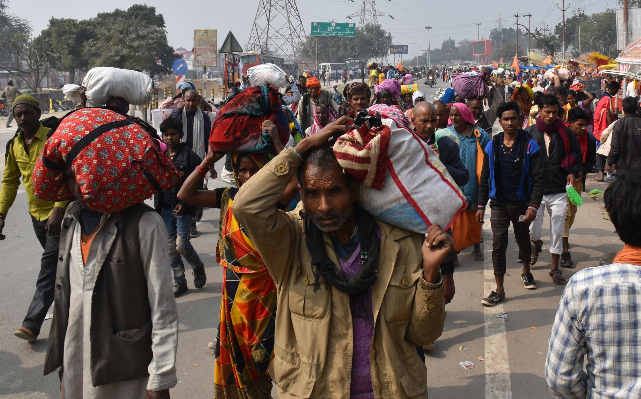 अयोध्या-प्रयागराज से लौटे रहे श्रद्घालुओं से रामनगरी में रही भारी भीड़ अयोध्या-प्रयागराज से लौटे रहे श्रद्घालुओं से रामनगरी में रही भारी भीड़