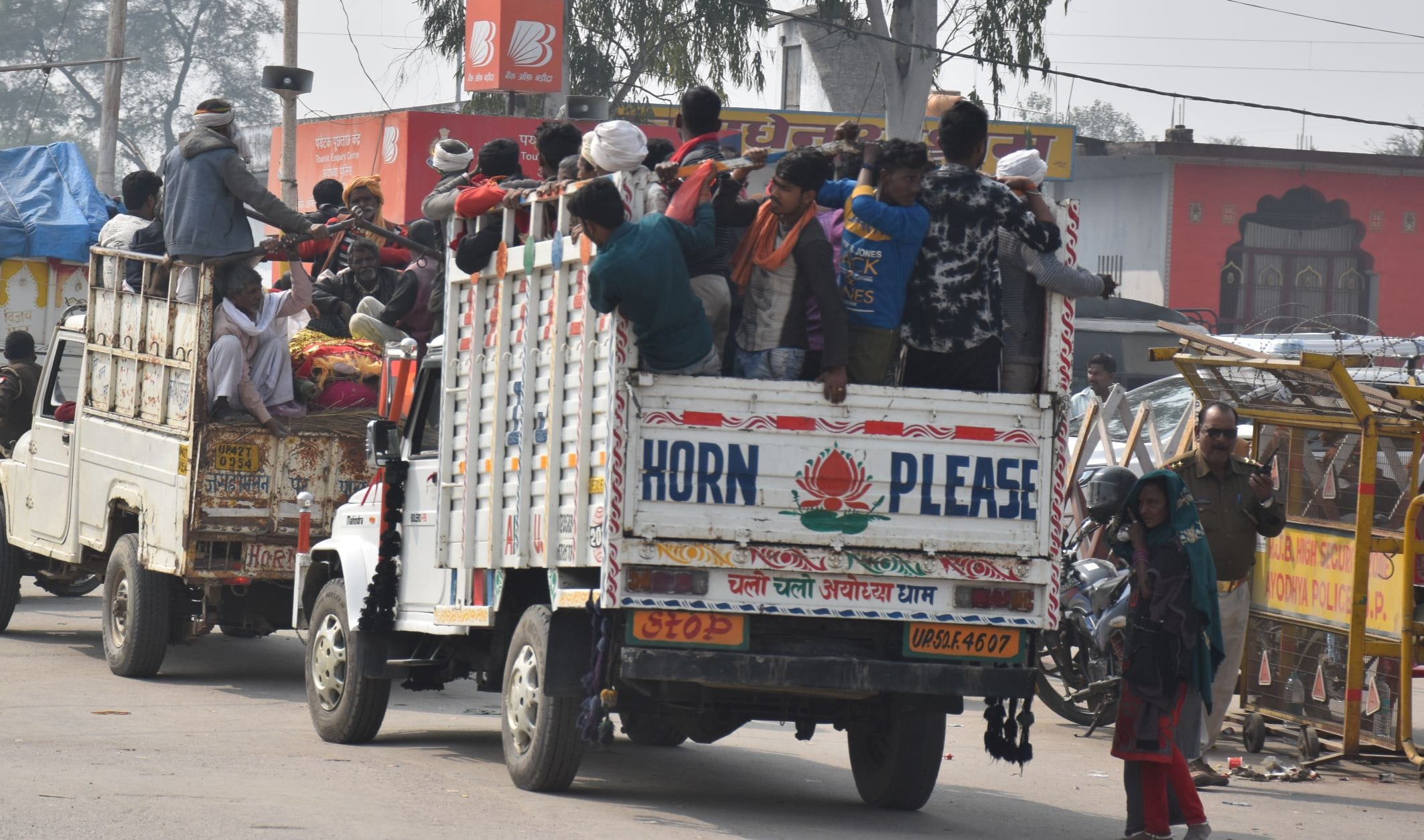 अयोध्या-प्रयागराज से लौटे रहे श्रद्घालुओं से रामनगरी में रही भारी भीड़ अयोध्या-प्रयागराज से लौटे रहे श्रद्घालुओं से रामनगरी में रही भारी भीड़