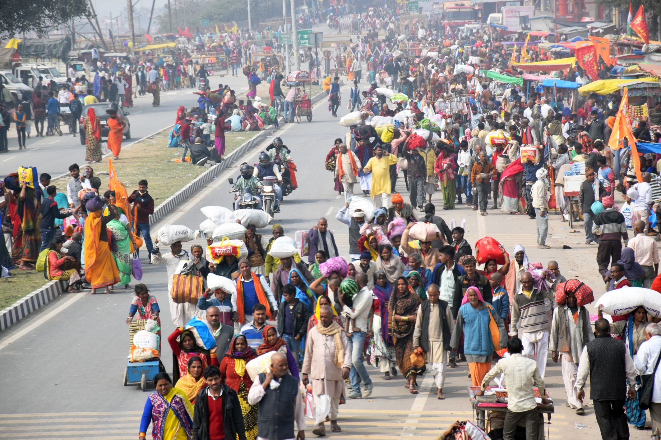 अयोध्या-प्रयागराज से लौटे रहे श्रद्घालुओं से रामनगरी में रही भारी भीड़ अयोध्या-प्रयागराज से लौटे रहे श्रद्घालुओं से रामनगरी में रही भारी भीड़