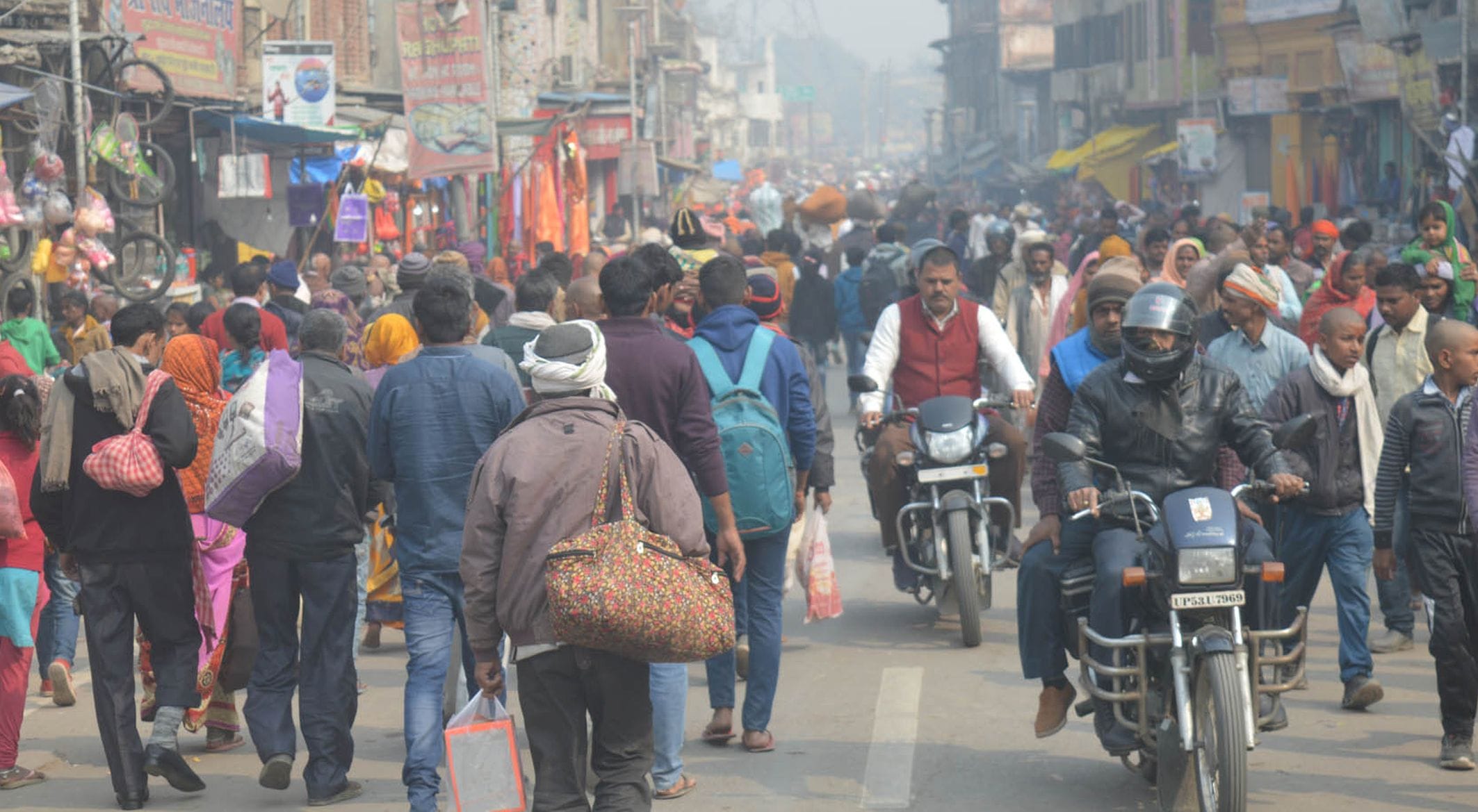 अयोध्या-प्रयागराज से लौटे रहे श्रद्घालुओं से रामनगरी में रही भारी भीड़ अयोध्या-प्रयागराज से लौटे रहे श्रद्घालुओं से रामनगरी में रही भारी भीड़