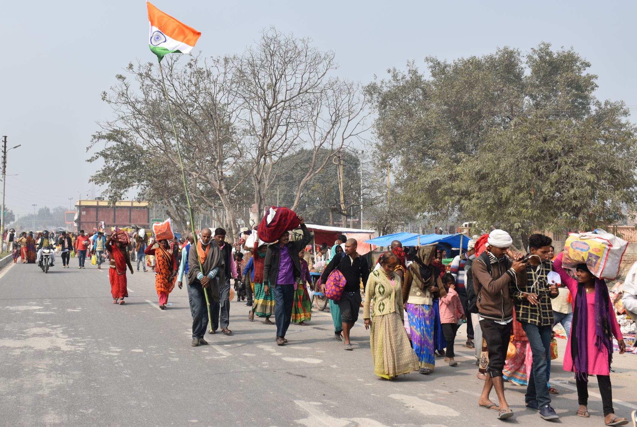 अयोध्या-तिरंगे के साथ मंदिरो की ओर बढ़ते श्रद्घालुगण अयोध्या-तिरंगे के साथ मंदिरो की ओर बढ़ते श्रद्घालुगण