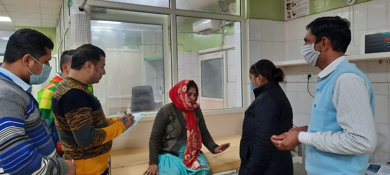 नागरिक अस्पताल में घायल महिला का इलाज करते चिकित्सक। नागरिक अस्पताल में घायल महिला का इलाज करते चिकित्सक।