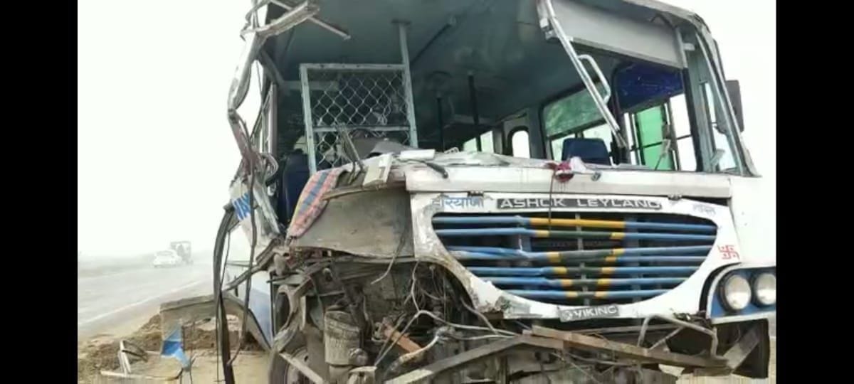 हादसे में क्षतिग्रस्त रोडवेज बस। हादसे में क्षतिग्रस्त रोडवेज बस।