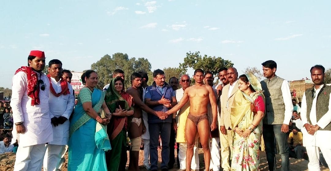 पहलवानों से परिचय प्राप्त करते अतिथि पहलवानों से परिचय प्राप्त करते अतिथि