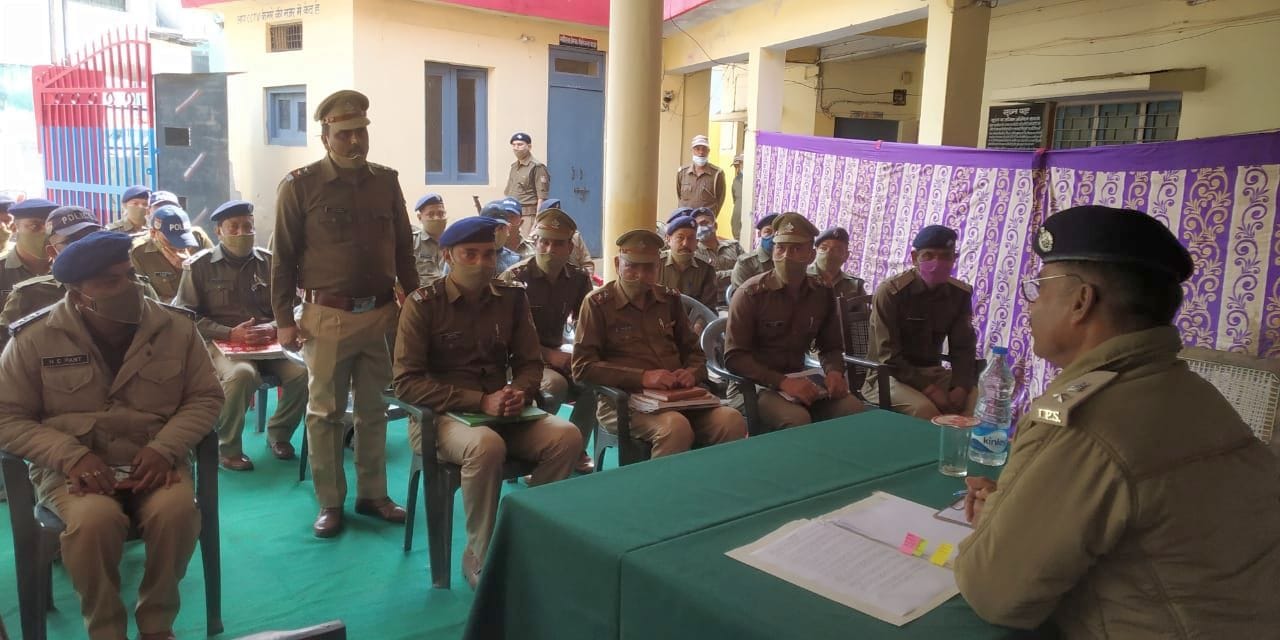 धारचूला में आयोजित सम्मेलन में एसपी अधिकारियों को संबोधित करते।