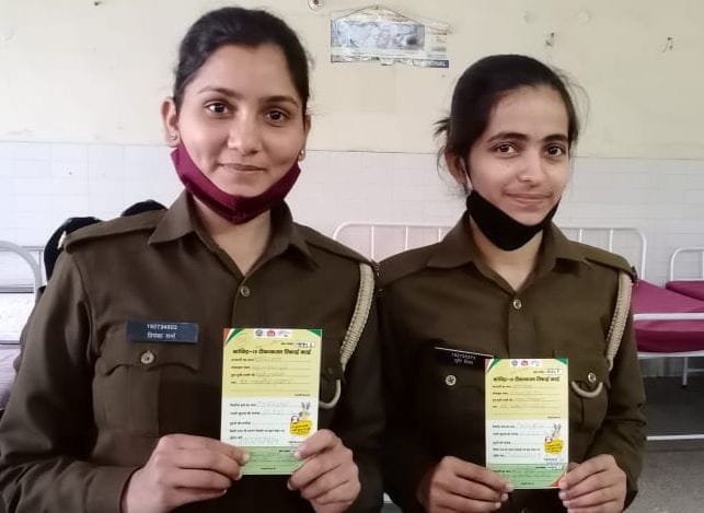 कोविड वैक्सीन लगवाने के बाद टीकाकरण कार्ड दिखाती सिपाही श्रुति मिश्रा व प्रियंका शर्मा । कोविड वैक्सीन लगवाने के बाद टीकाकरण कार्ड दिखाती सिपाही श्रुति मिश्रा व प्रियंका शर्मा ।