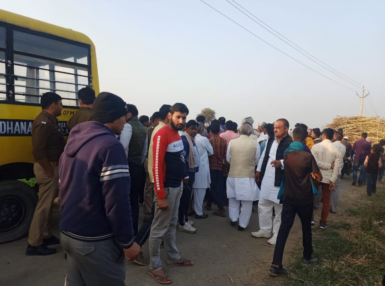कांधला सड़क दुर्घटना में बालक की मौत के बाद हंगामा करते गांव सुन्ना के ग्रामीण कांधला सड़क दुर्घटना में बालक की मौत के बाद हंगामा करते गांव सुन्ना के ग्रामीण