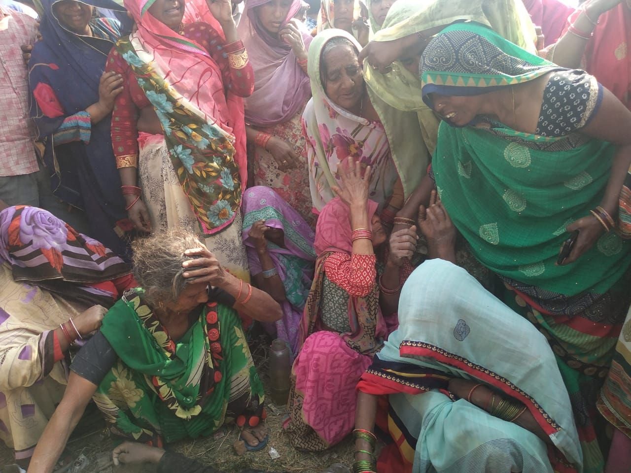 जगदेव पाल के रोते बिलखते परिजन जगदेव पाल के रोते बिलखते परिजन