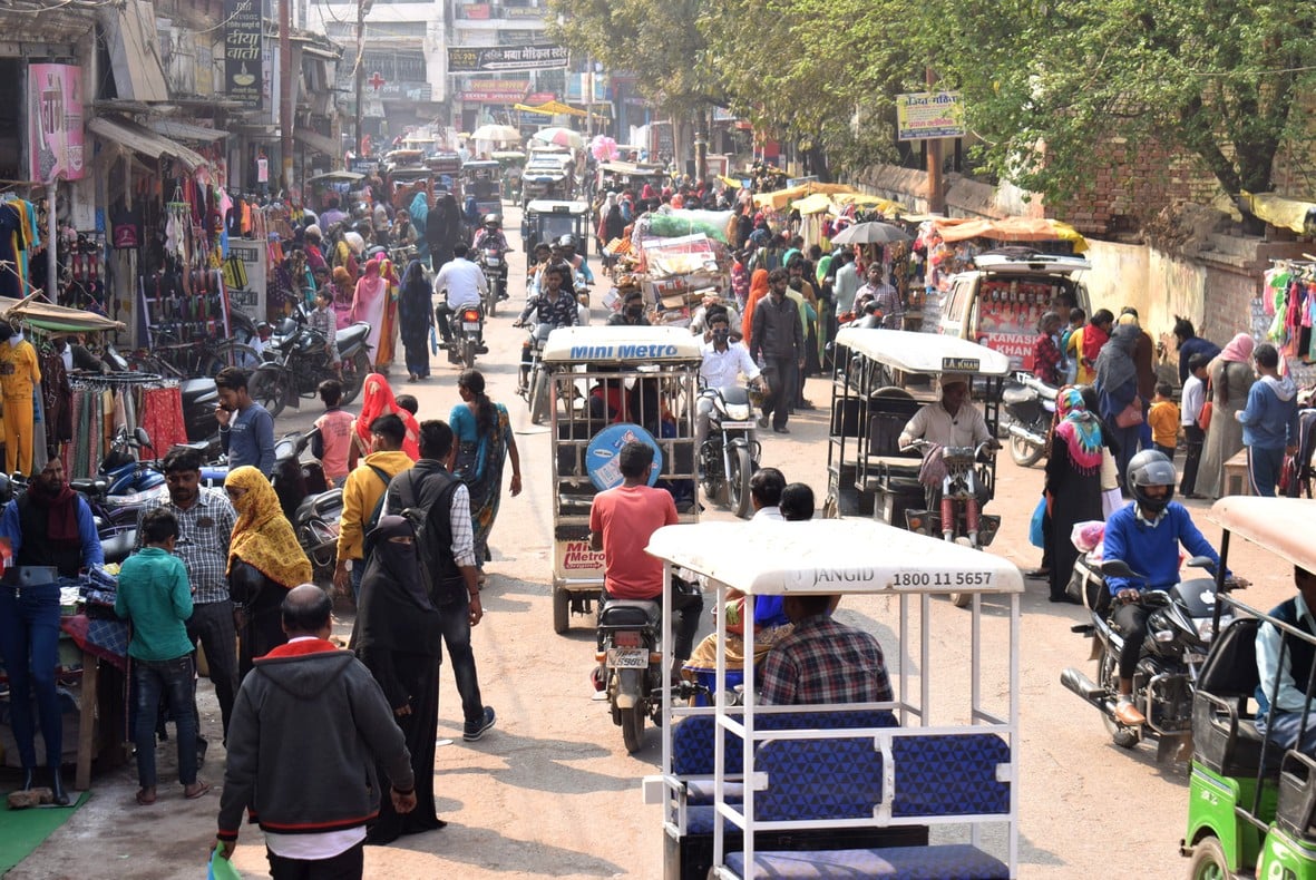 कोतवाली के पास सड़क पर दुकानें लगाकर किया गया अतिक्रमण। संवाद कोतवाली के पास सड़क पर दुकानें लगाकर किया गया अतिक्रमण। संवाद