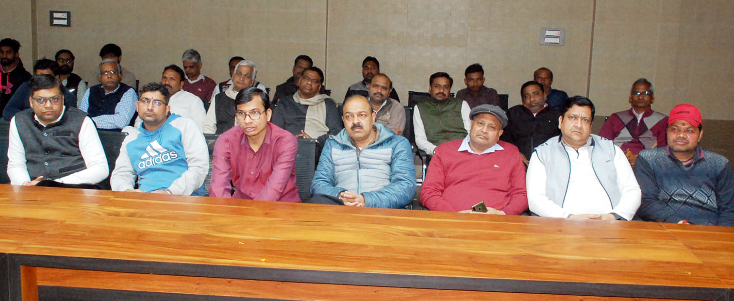 शामली नगर पालिका मे आयोजित उत्तर प्रदेश उद्योग व्यापार मंडल की बैठक में भाग लेते व्यपारी शामली नगर पालिका मे आयोजित उत्तर प्रदेश उद्योग व्यापार मंडल की बैठक में भाग लेते व्यपारी