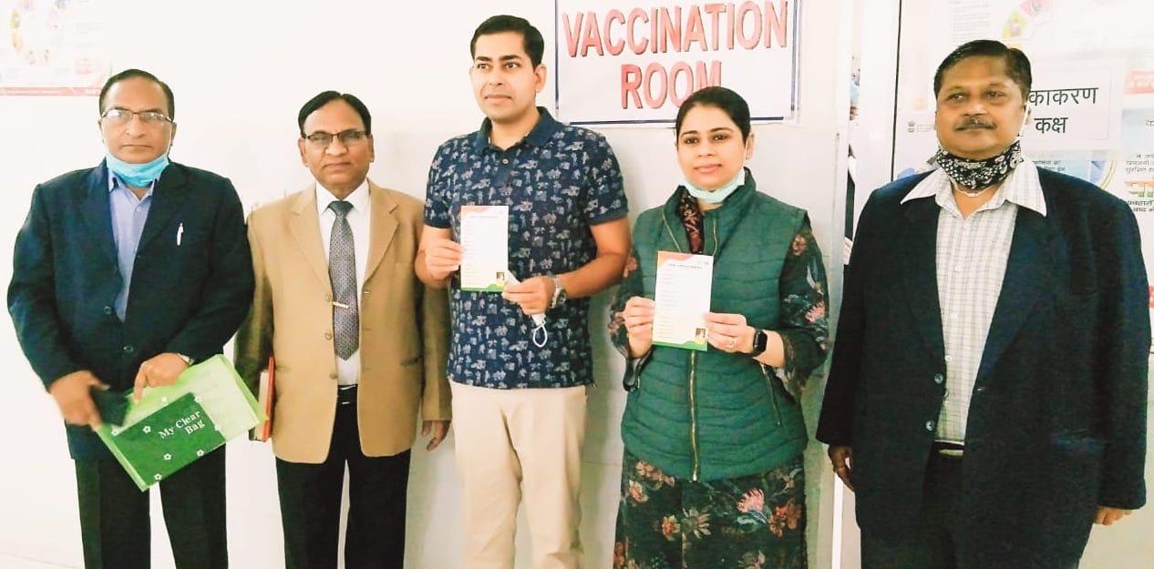 शामली जिला अस्पताल में टीका लगवाने के बाद प्रमाण पत्र दिखाती डीएम व एसपी शामली जिला अस्पताल में टीका लगवाने के बाद प्रमाण पत्र दिखाती डीएम व एसपी