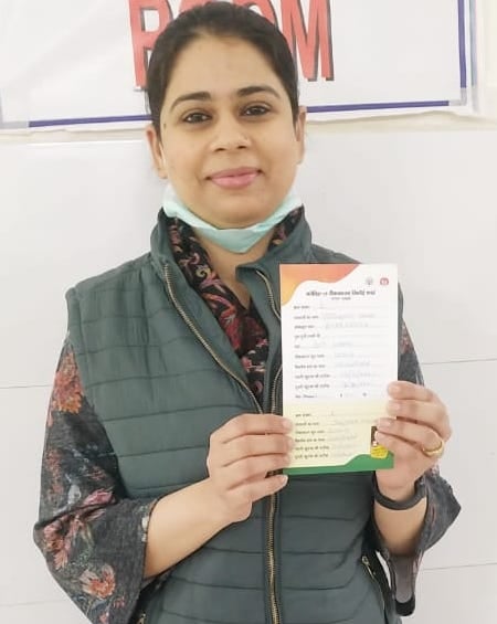 शामली जिला अस्पताल में टीका लगवाने के बाद प्रमाण पत्र दिखाती डीएम जसजीत कौर शामली जिला अस्पताल में टीका लगवाने के बाद प्रमाण पत्र दिखाती डीएम जसजीत कौर