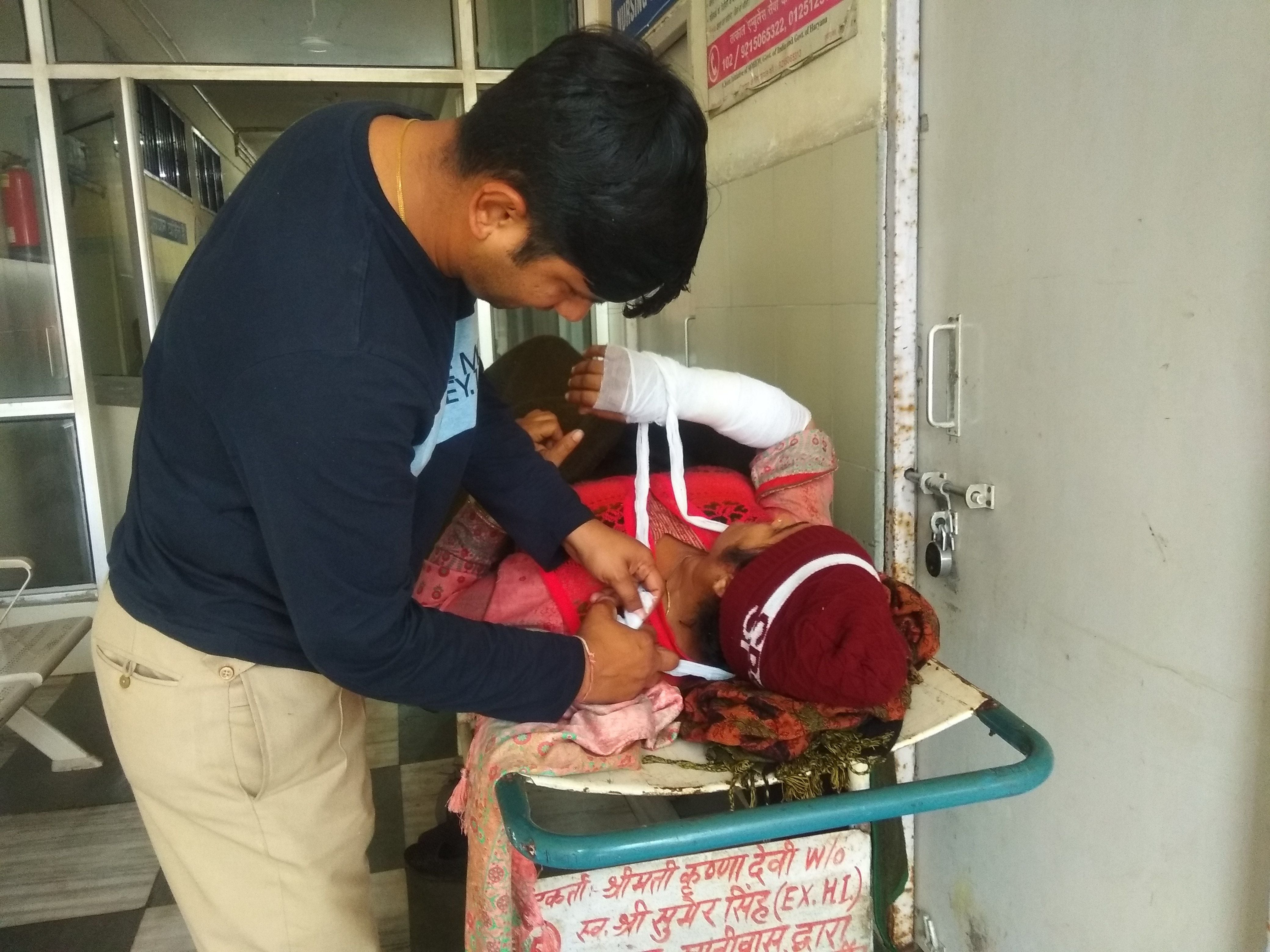  घायल महिला का इलाज करता चिकित्सक। संवाद