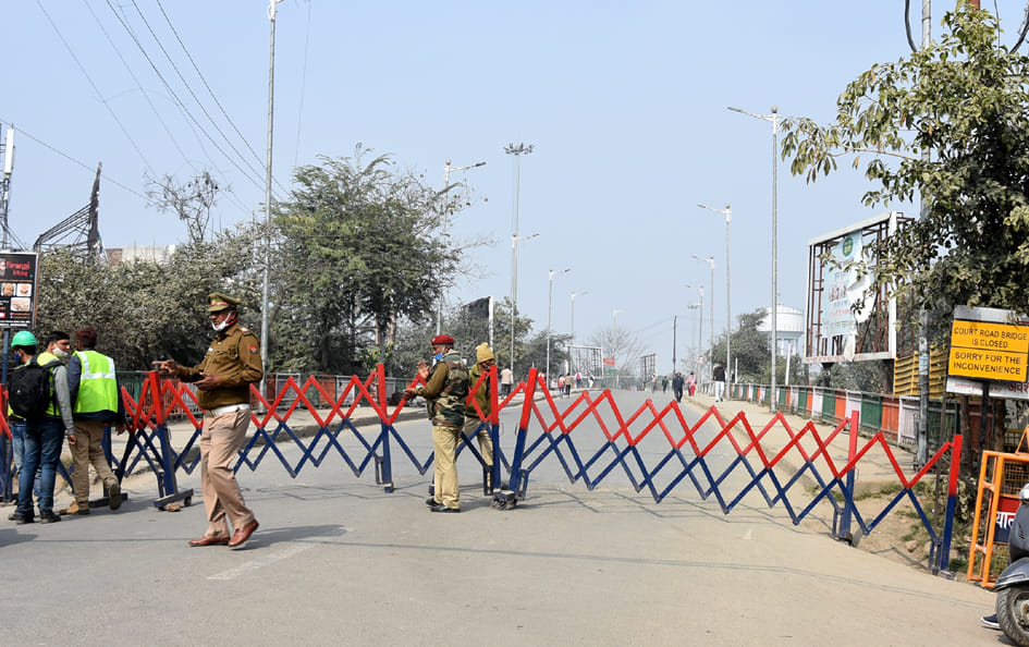 सहारनपुर में कोर्ट रोड़ पुल को ट्रायल के लिये बंद किया गया पुल तैनात यातायात कर्मी सहारनपुर में कोर्ट रोड़ पुल को ट्रायल के लिये बंद किया गया पुल तैनात यातायात कर्मी