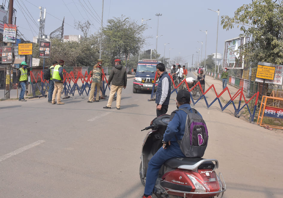 सहारनपुर में कोर्ट रोड़ पुल को ट्रायल के लिये बंद करते पुल तैनात यातायात कर्मी सहारनपुर में कोर्ट रोड़ पुल को ट्रायल के लिये बंद करते पुल तैनात यातायात कर्मी