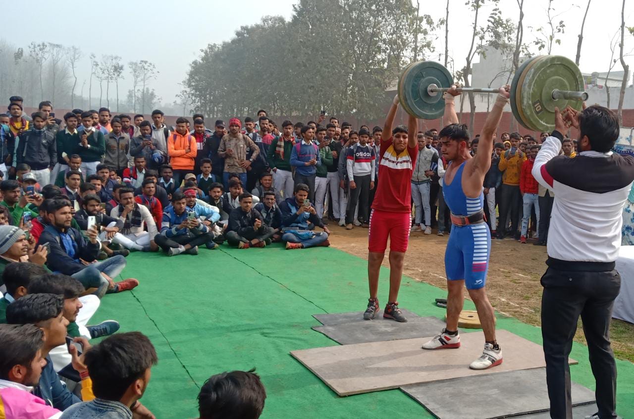 वेटलिफ्टिंग में दमखम दिखाते खिलाड़ी वेटलिफ्टिंग में दमखम दिखाते खिलाड़ी