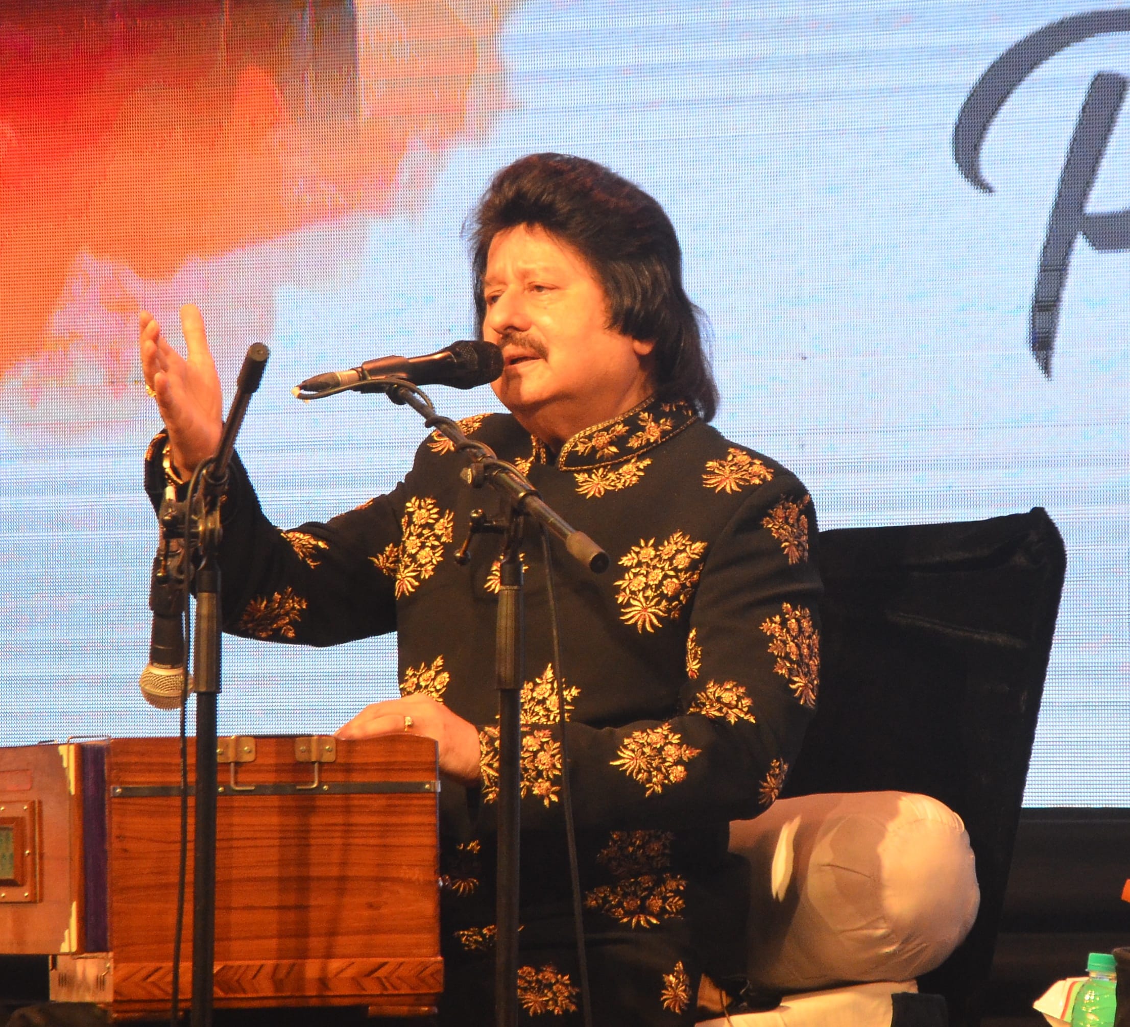 सुशांत गोल्फ सिटी दयालबाग में आयोजित महफिल ए दयाल कार्यक्रम मैं पंकज उधास अपने गजल प्रस्तुत करत?