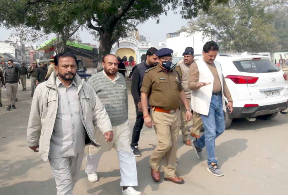 चांदपुर में प्रियंका गांधी की सभा स्थल रामलीला मैदान का निरीक्षण व जानकारी करते एसडीएम व एसपी सि चांदपुर में प्रियंका गांधी की सभा स्थल रामलीला मैदान का निरीक्षण व जानकारी करते एसडीएम व एसपी सि