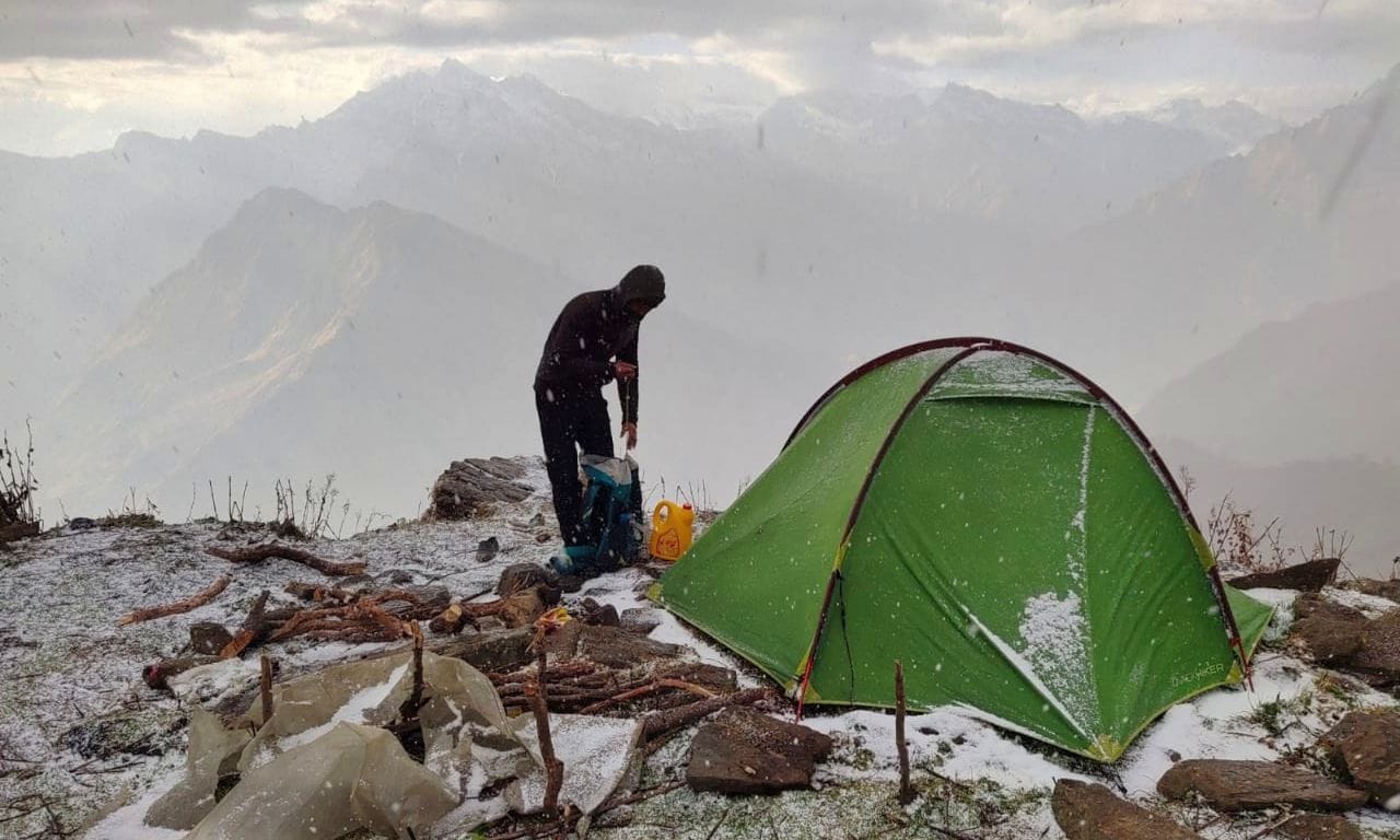 मुनस्यारी के नागनीधुरा कैंप में कैंपिंग करते मोनाल संस्था के सदस्य। मुनस्यारी के नागनीधुरा कैंप में कैंपिंग करते मोनाल संस्था के सदस्य।