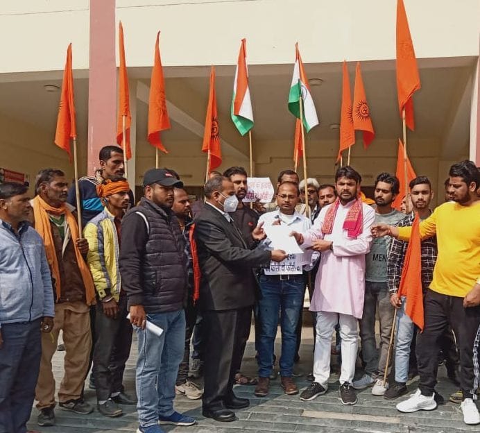 फोटो बाजपुर तहसीलदार को ज्ञापन देते कार्यकर्ता फोटो बाजपुर तहसीलदार को ज्ञापन देते कार्यकर्ता