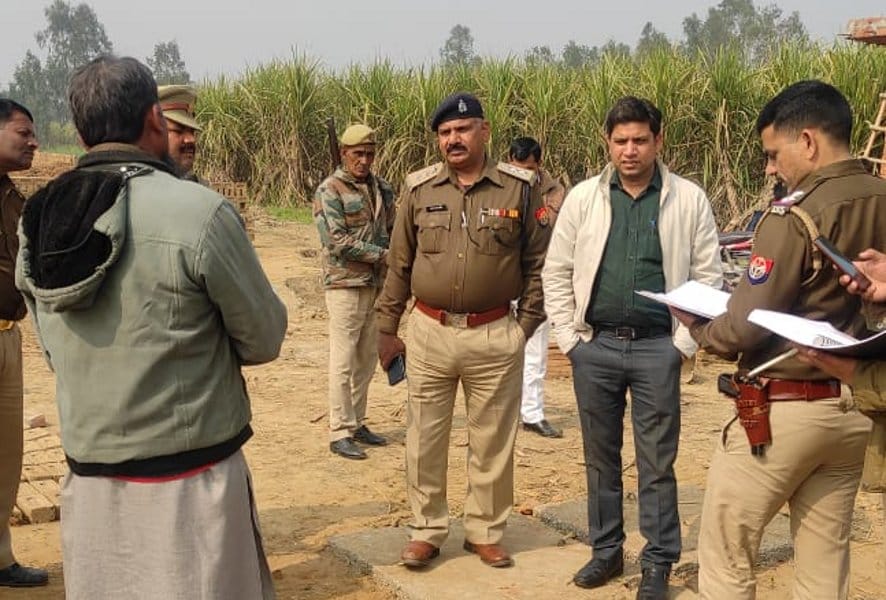 नजीबाबाद के जहांगीरवाला ईंट भट्ठे पर मजदूरों को बंधक बनाने की जानकारी लेते एसडीएम और सीओ। नजीबाबाद के जहांगीरवाला ईंट भट्ठे पर मजदूरों को बंधक बनाने की जानकारी लेते एसडीएम और सीओ।
