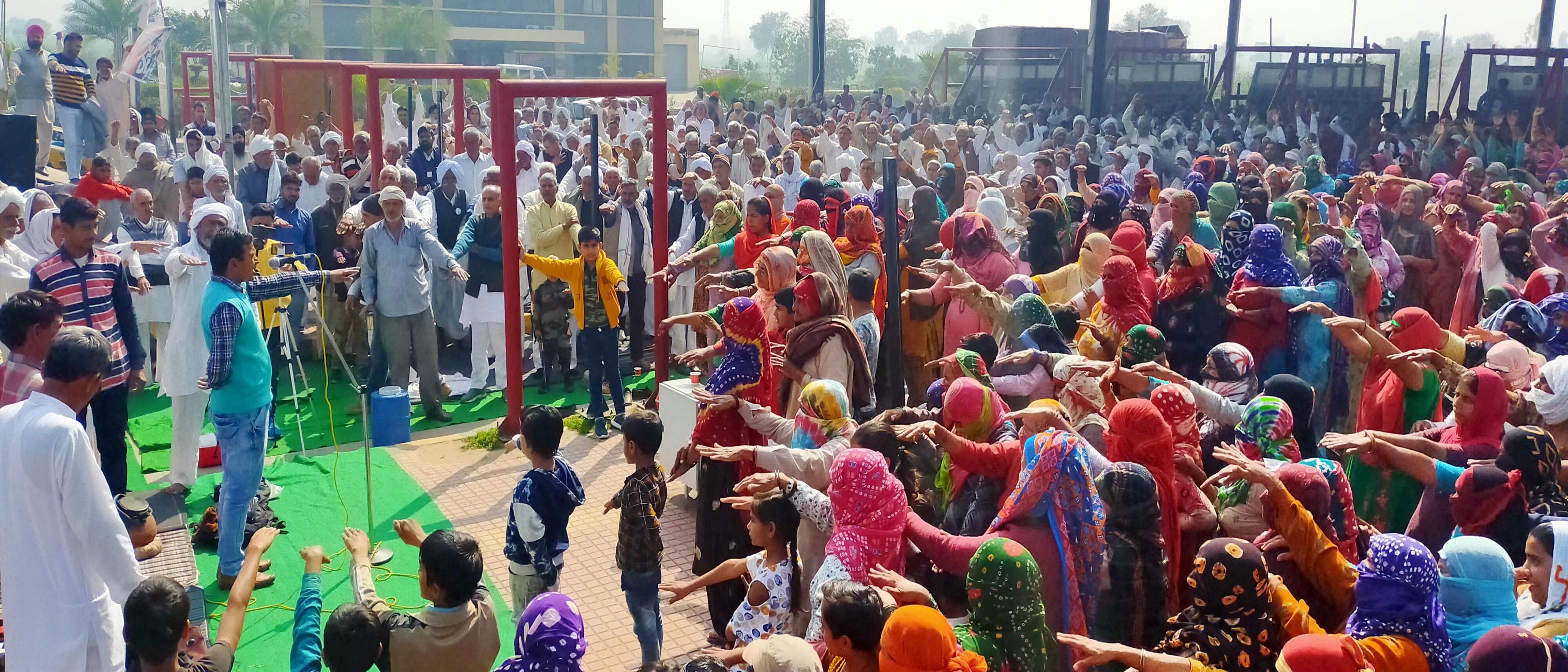 बद्दोवाल टोल प्लाजा पर भाजपा और जजपा नेताओं के बहिष्कार करने की शपथ लेते किसान। संवाद बद्दोवाल टोल प्लाजा पर भाजपा और जजपा नेताओं के बहिष्कार करने की शपथ लेते किसान। संवाद