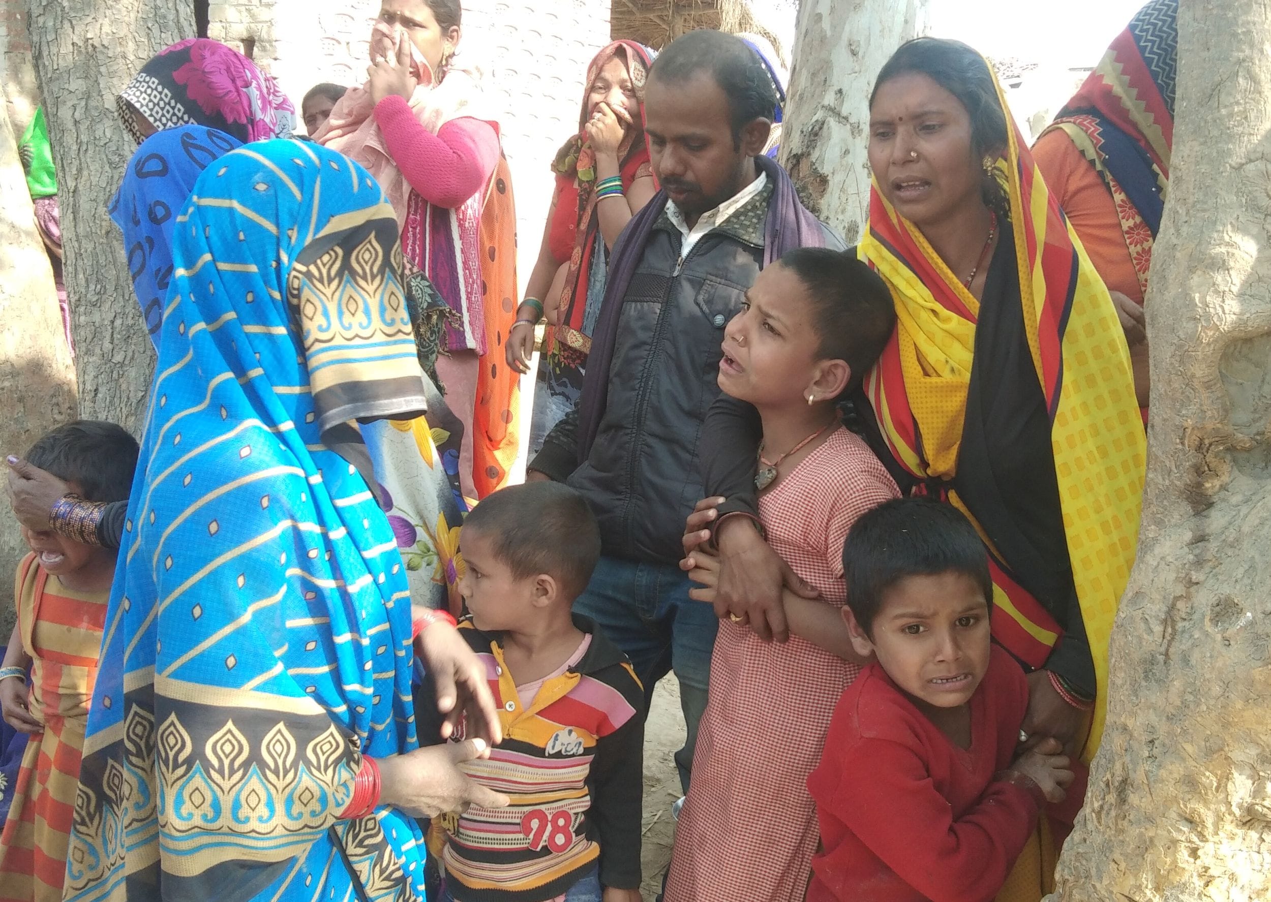 रोते बिलखते परिजन