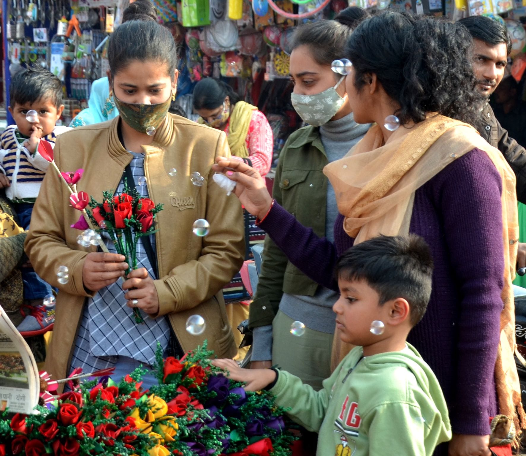 नुमाइश में वैलेनटाइन डे पर गुलाब खरीदती युवतियां। नुमाइश में वैलेनटाइन डे पर गुलाब खरीदती युवतियां।