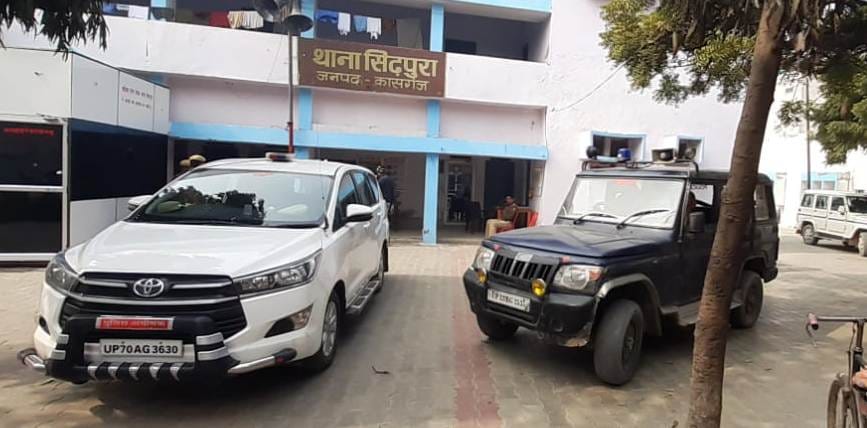 कासगंज के सिढ़पुरा में पहुंचे पुलिस अधिकारियों की गाड़ियां का जमाववाड़ा।