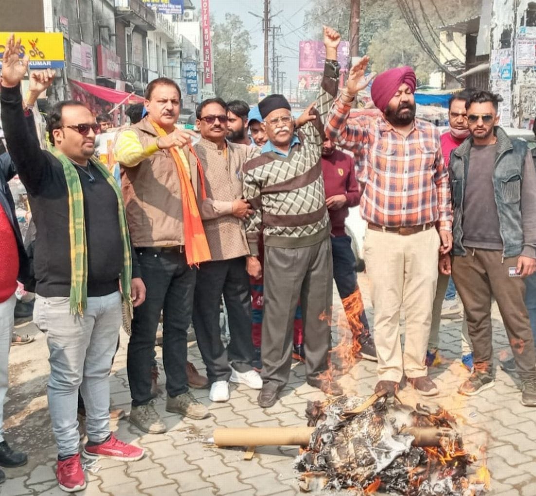 काशीपुर में पुतला फूंकते विहिप, बजरंग दल के कार्यकर्ता। काशीपुर में पुतला फूंकते विहिप, बजरंग दल के कार्यकर्ता।