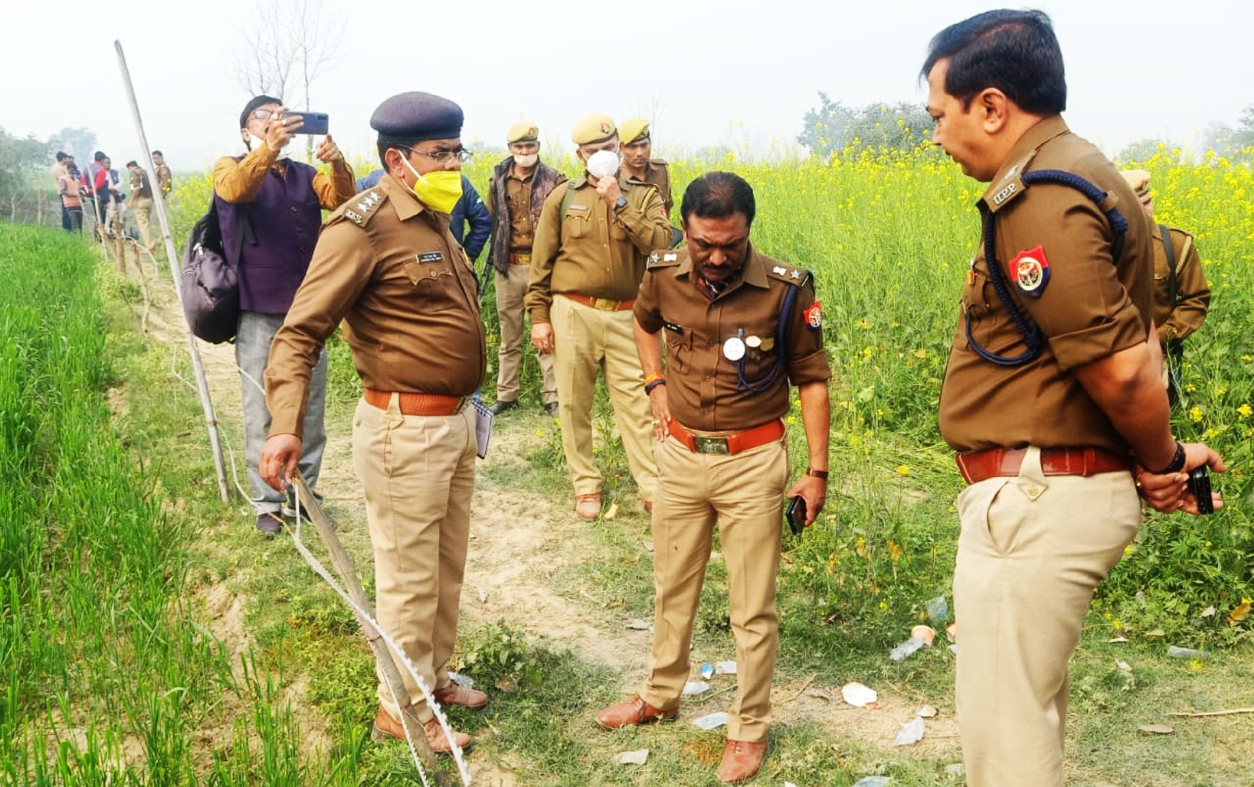 घटना स्थल का निरीक्षण करते पुलिस अधीक्षक एस.आनंद । संवाद