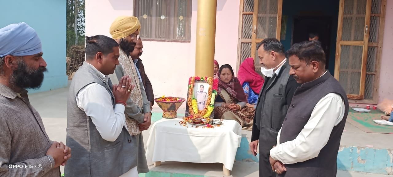 खटीमा के मोहम्मदपुर भूडिया में शहीद विरेंद्र सिंह राणा को श्रद्घांजलि देते तहसीलदार यूसुफ अली ए