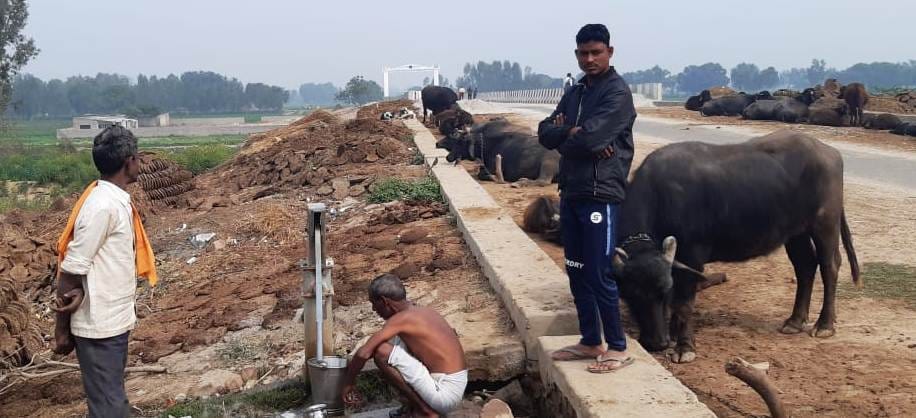 कासगंज के सिढ़पुरा क्षेत्र के ग्राम नगला धीमर व भिकारी के लोग मुख्य मार्ग पर रोजमर्रा के काम निपट