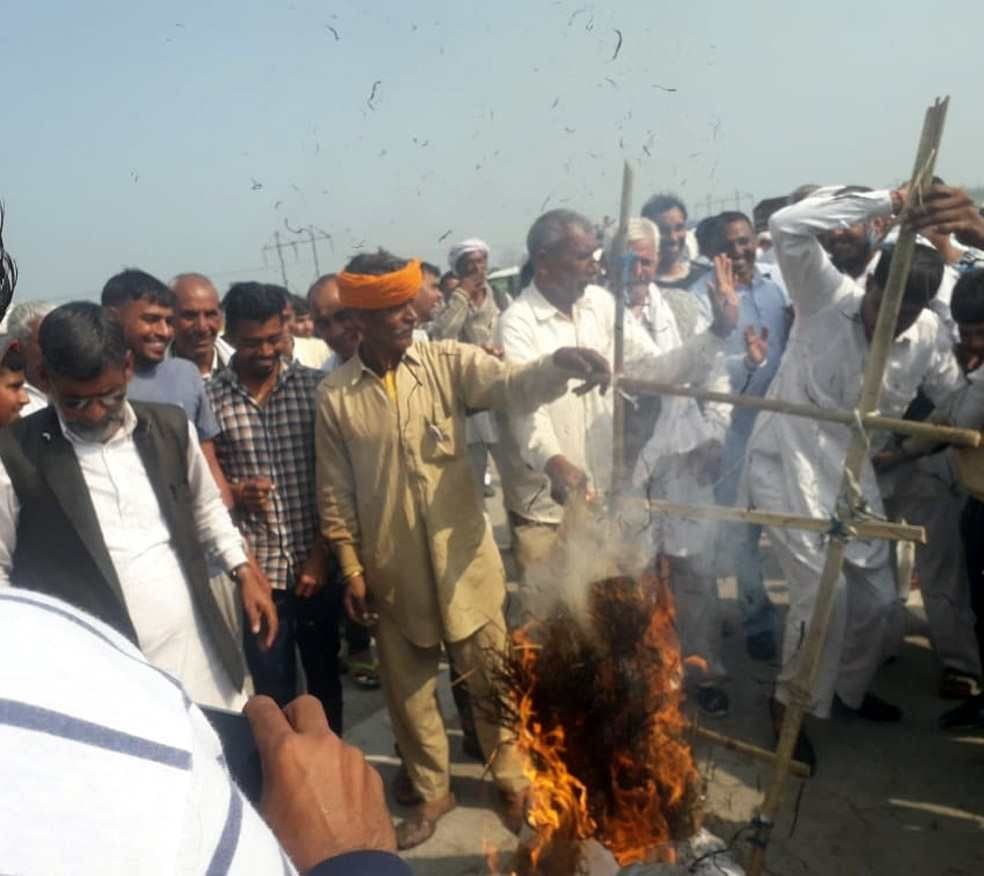 खटकड़ टोल पर कृषि मंत्री जेपी दलाल का पुतला फूंकते किसान। संवाद खटकड़ टोल पर कृषि मंत्री जेपी दलाल का पुतला फूंकते किसान। संवाद