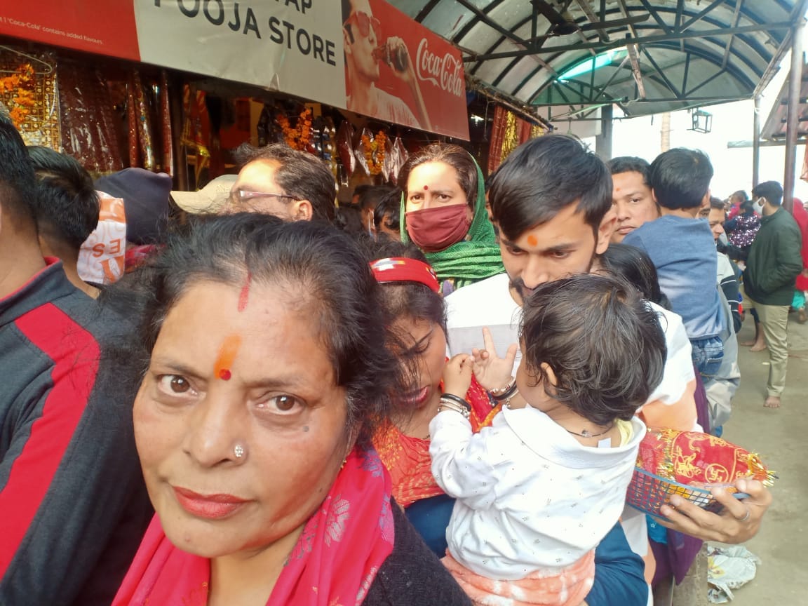 शाकंभरी देवी में माता के दर्शनों को लगी श्रद्धालुओं की कतार शाकंभरी देवी में माता के दर्शनों को लगी श्रद्धालुओं की कतार