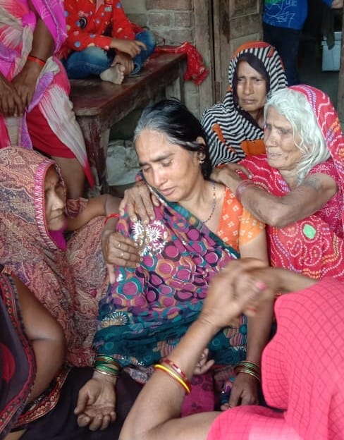 पुलिस हिरासत में किशन उर्फ पुजारी की मौत के बाद रोते बिलखते परिजन। सवांद