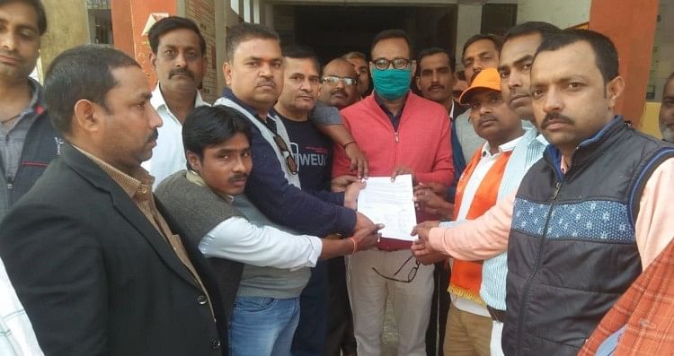 इटावा – भरथना तहसील में नायब तहसीलदार विशाल सिंह को ज्ञापन, रिंकू शर्मा के परिजनों को मुआवजा देने की मांग|