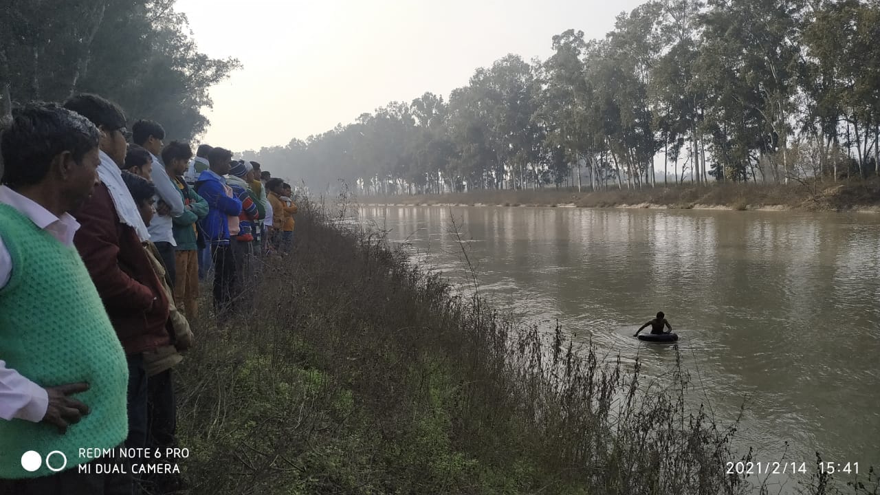 अमरोहा के मंडी धनौरा में रामगंगा पोषक नहर में कूदने वाली अनामिका की तलाश करते हुए गोताखोर। अमरोहा के मंडी धनौरा में रामगंगा पोषक नहर में कूदने वाली अनामिका की तलाश करते हुए गोताखोर।